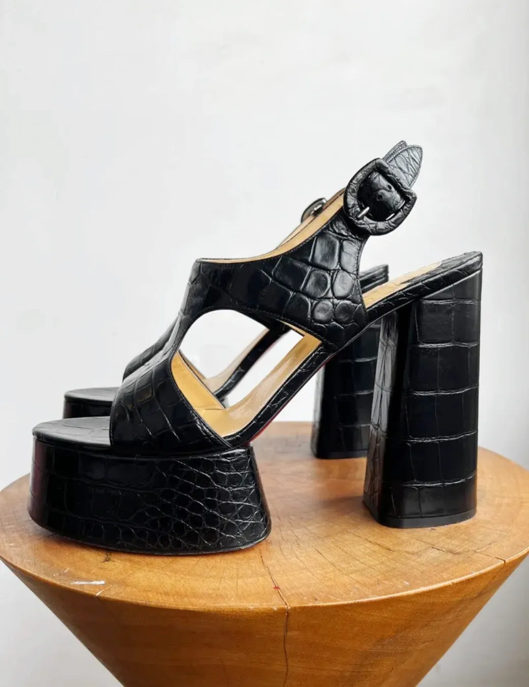 EMBOSSED PLATFORM HEEL